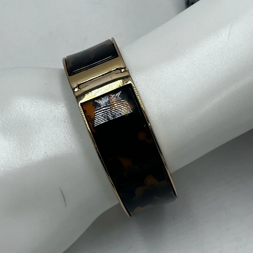 J Crew Tortoise Gold Hinge clamp bracelet Bangle‎ Width: 3/4